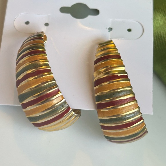 Vintage Gold Tone Hoop Earrings - Picture 7 of 11